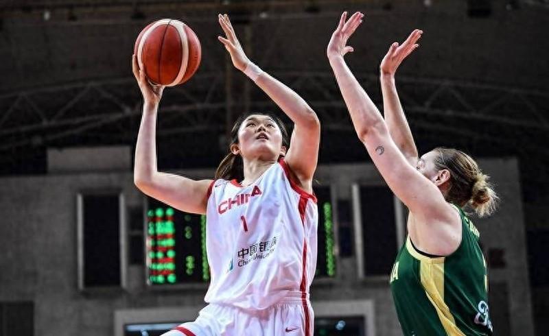 中国女篮奥运开门黑！杨力维关键时刻送对手3+1，抱头照片引热议-杨力维首次入选中国女篮