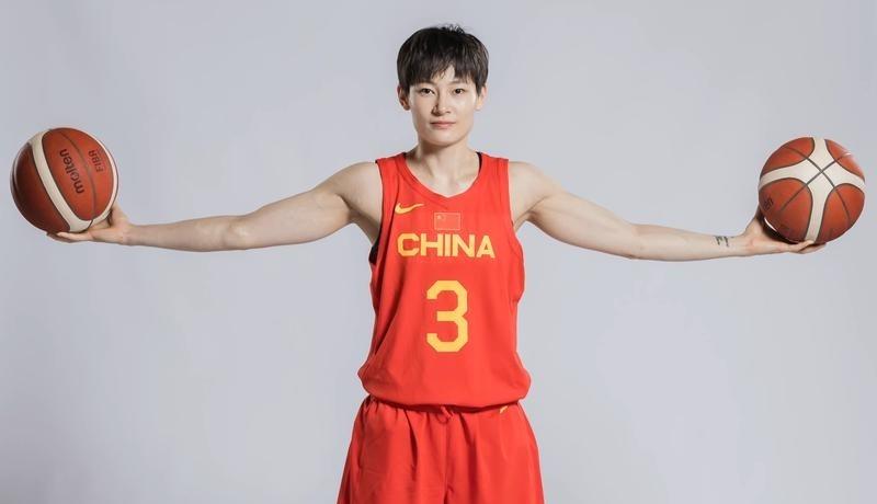 中国女篮奥运开门黑！杨力维关键时刻送对手3+1，抱头照片引热议-杨力维首次入选中国女篮