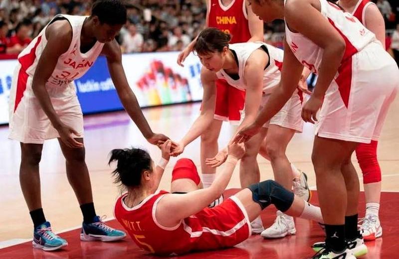 中国女篮奥运开门黑！杨力维关键时刻送对手3+1，抱头照片引热议-杨力维首次入选中国女篮