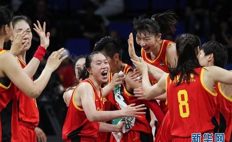 中国女篮奥运开门黑！杨力维关键时刻送对手3+1，抱头照片引热议-杨力维首次入选中国女篮