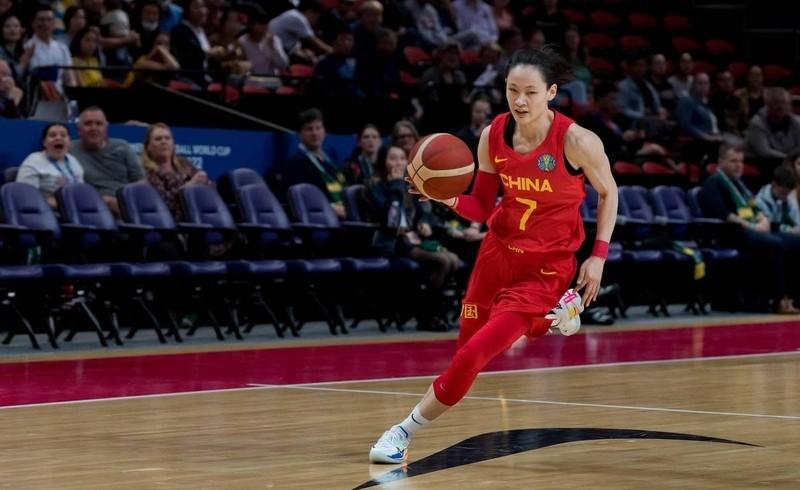 中国女篮奥运开门黑！杨力维关键时刻送对手3+1，抱头照片引热议-杨力维首次入选中国女篮