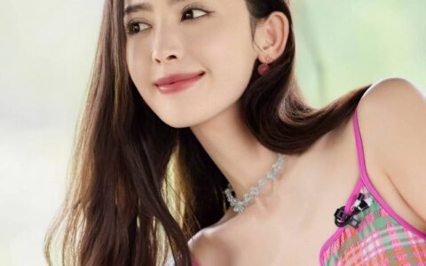 娜扎度假穿这样！直接硬控路人眼球十秒-娜扎生活穿搭