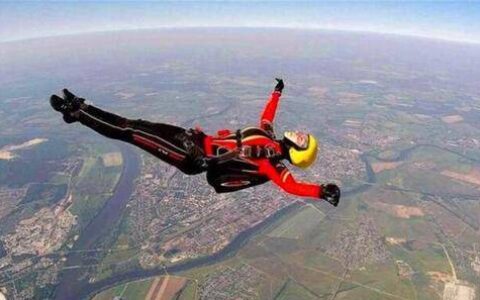 原创
            美国女子惊魂一跳，4400米高空降落伞打不开，坠落后被蚂蚁救一命-美国高空跳伞视频是不是真的