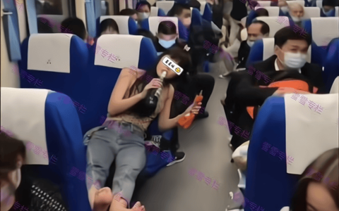 原创
            女子躺在男子的座位上喝酒，嫌弃男子不懂浪漫，男子：别占我座位-女生躺在男生怀里的情侣头像