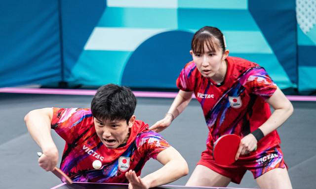 王楚钦孙颖莎再度获胜，混双决赛将迎战意外黑马朝鲜组合-王楚钦对孙颖莎的眼神