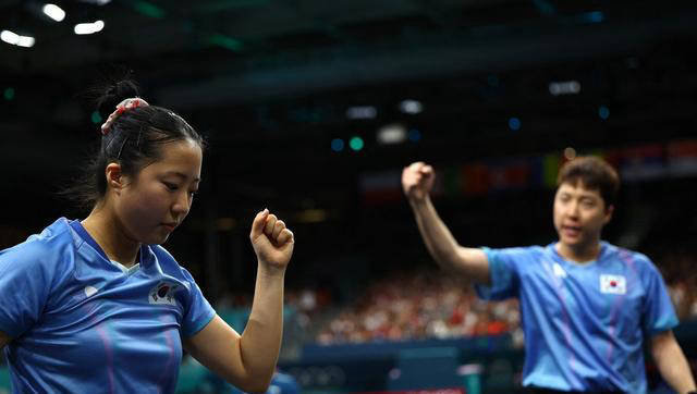 王楚钦孙颖莎再度获胜，混双决赛将迎战意外黑马朝鲜组合-王楚钦对孙颖莎的眼神