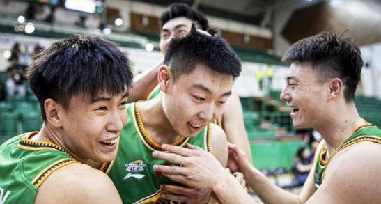 原创            俞泽辰致胜三分惊艳全场，外国解说员中文狂喊球迷调侃“5打8”局势-俞泽辰辽篮