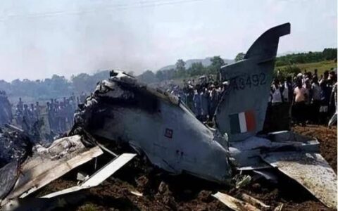 印军伞兵跳伞表演变集体葬礼，上万美元的降落伞，一个也打不开-印度伞兵摔死30人是真的吗视频