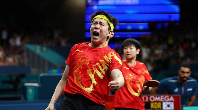 王楚钦孙颖莎再度获胜，混双决赛将迎战意外黑马朝鲜组合-王楚钦对孙颖莎的眼神