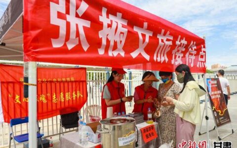 976名旅客滞留高铁站 张掖温馨护航让爱不滞留-976名旅客滞留高铁站视频播放