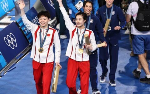 可爱！陈艺文昌雅妮夺冠全红婵变迷妹，挥舞国旗庆祝+拿相机追拍师姐-陈艺文照片