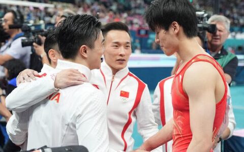 东京的“雨”下到巴黎！体操男团中国队遗憾丢冠，但张博恒与桥本大辉的故事还会继续-张博恒去东京了吗