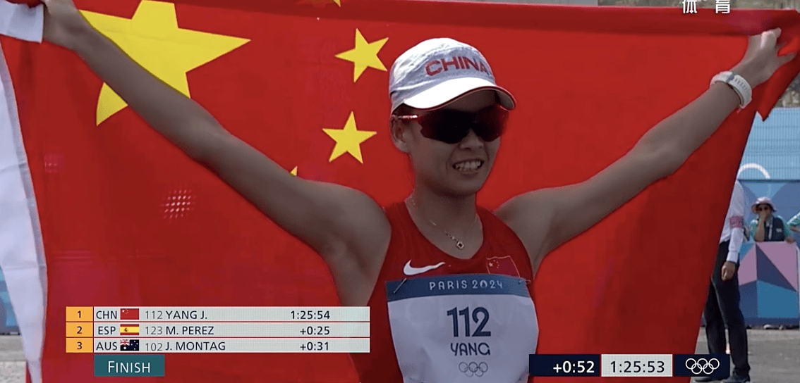 原创            一路赢到底！竞走女神杨家玉圆梦巴黎奥运 身披国旗庆祝又美又飒-杨家玉奥运冠军