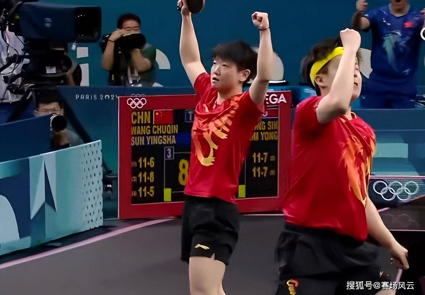 4-2！王楚钦孙颖莎问鼎巴黎，激动拥抱肖战，师徒三人举国旗庆祝-王楚钦夸赞孙颖莎