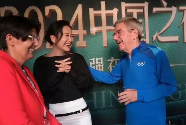 贾玲谷爱凌同框出席巴黎中国之夜，贾玲巴赫互动好有趣-播放贾玲的爱情电影