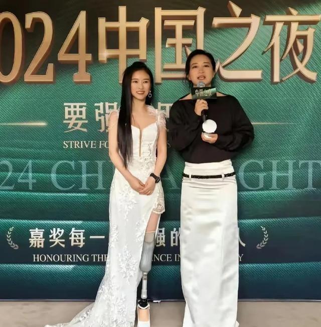 贾玲谷爱凌同框出席巴黎中国之夜，贾玲巴赫互动好有趣-播放贾玲的爱情电影