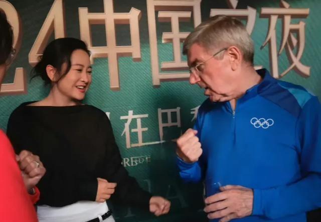 贾玲谷爱凌同框出席巴黎中国之夜，贾玲巴赫互动好有趣-播放贾玲的爱情电影