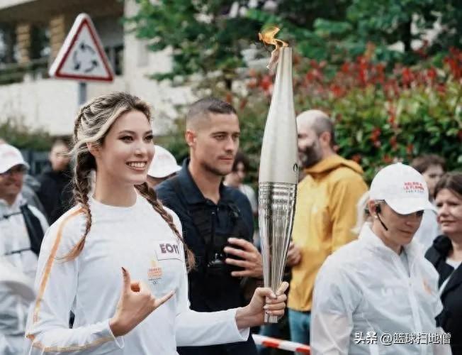 谷爱凌与贾玲首次同框，一身旗袍很有东方美人范！贾玲似乎长肉了-谷爱凌签约品牌