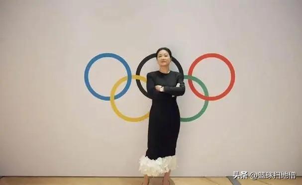 谷爱凌与贾玲首次同框，一身旗袍很有东方美人范！贾玲似乎长肉了-谷爱凌签约品牌