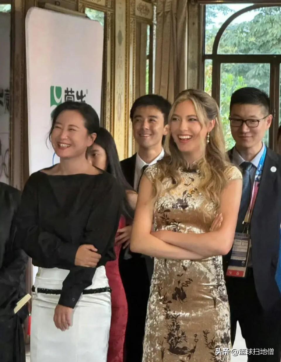 谷爱凌与贾玲首次同框，一身旗袍很有东方美人范！贾玲似乎长肉了-谷爱凌签约品牌