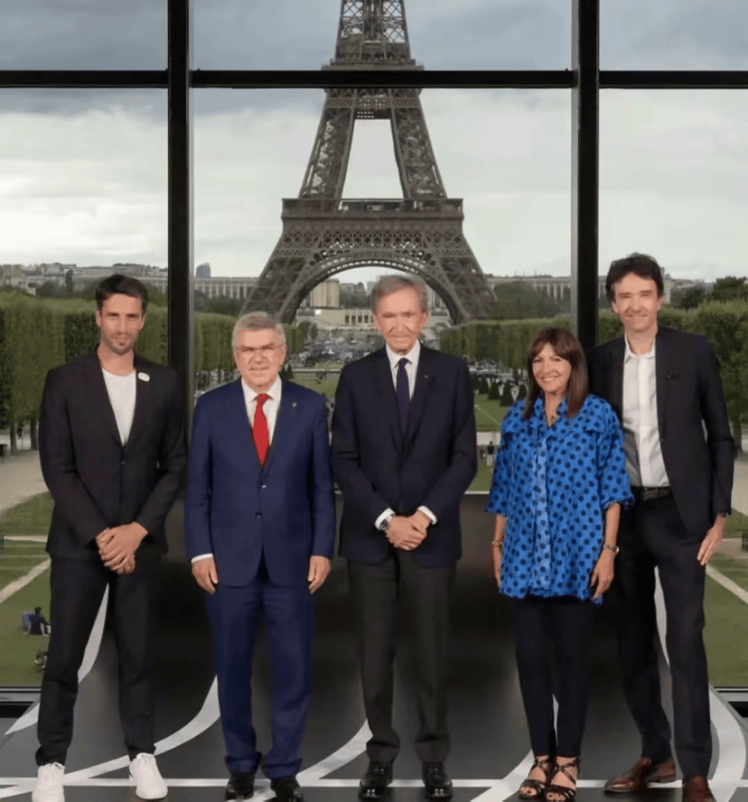 贾玲和谷爱凌同台出席活动，跟奥委会主席巴赫秀肌肉，她没有复胖-谷爱凌说话