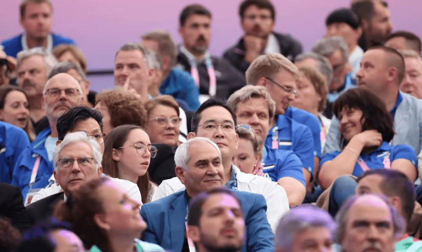 贾玲和谷爱凌同台出席活动，跟奥委会主席巴赫秀肌肉，她没有复胖-谷爱凌说话