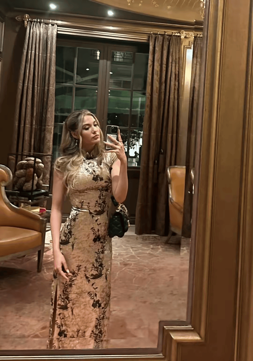 贾玲和谷爱凌同台出席活动，跟奥委会主席巴赫秀肌肉，她没有复胖-谷爱凌说话