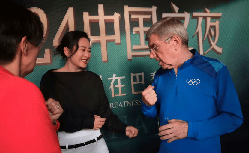 贾玲和谷爱凌同台出席活动，跟奥委会主席巴赫秀肌肉，她没有复胖-谷爱凌说话