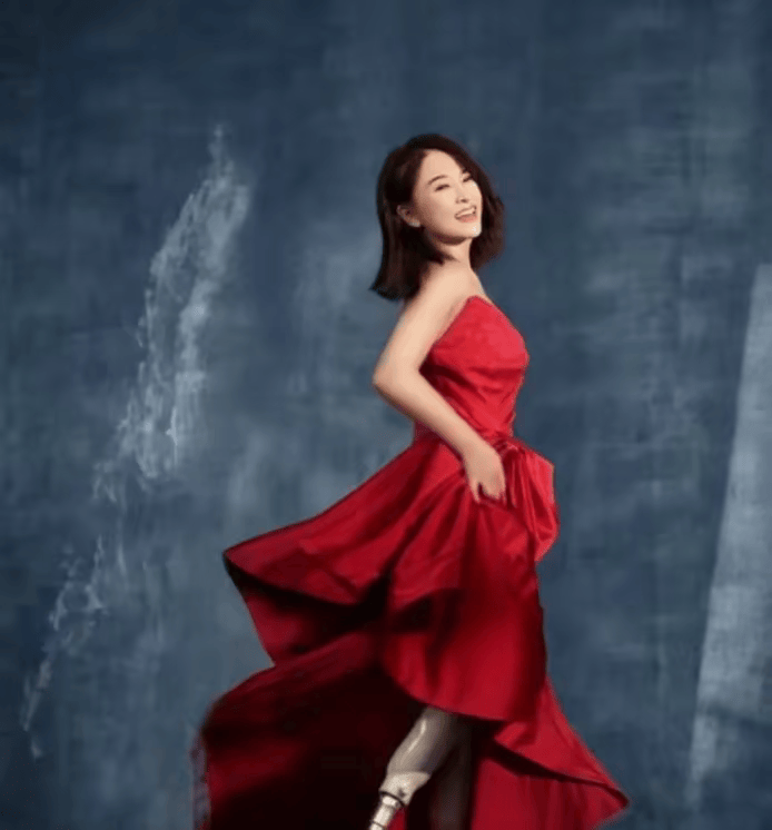 贾玲和谷爱凌同台出席活动，跟奥委会主席巴赫秀肌肉，她没有复胖-谷爱凌说话