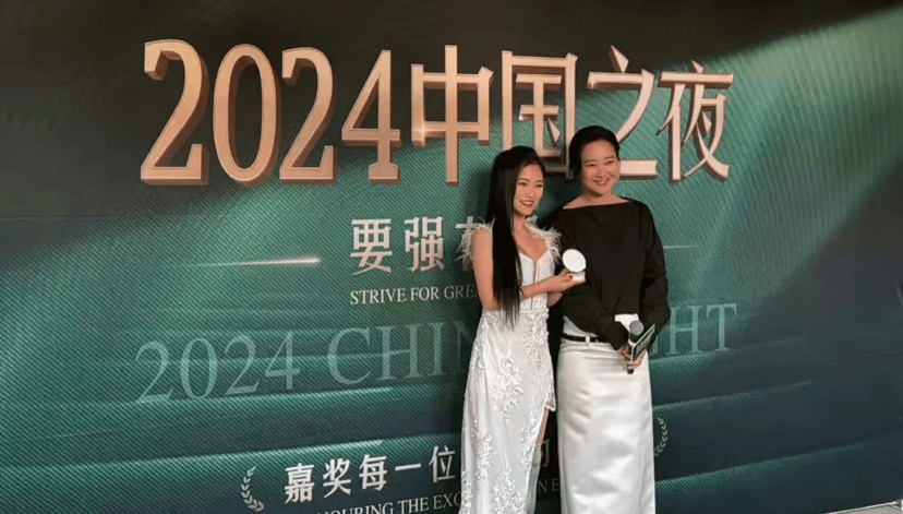 贾玲和谷爱凌同台出席活动，跟奥委会主席巴赫秀肌肉，她没有复胖-谷爱凌说话