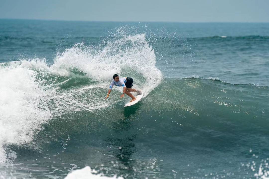 中国冲浪首度亮相奥运！四川凉山15岁少女杨思琪晋级女子冲浪16强-中国女子冲浪运动员是谁
