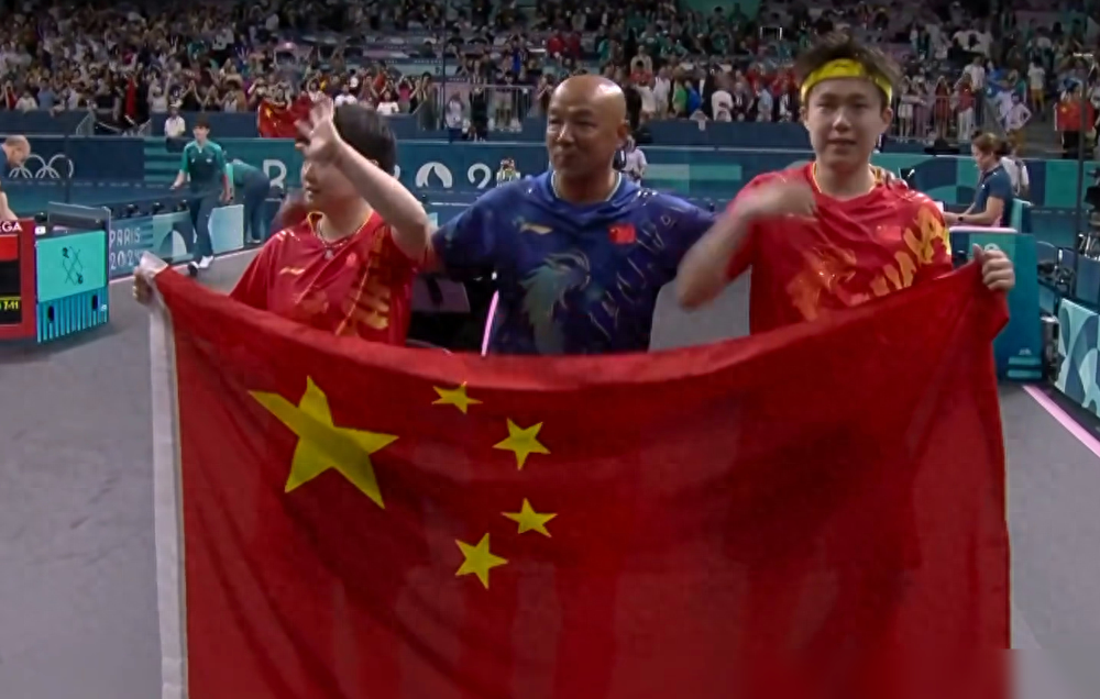 王楚钦深情拥抱孙颖莎！赛后发言让全场感动：愿用生命换这枚金牌-王楚钦和孙颖莎混双比赛