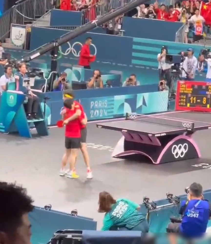 王楚钦深情拥抱孙颖莎！赛后发言让全场感动：愿用生命换这枚金牌-王楚钦和孙颖莎混双比赛