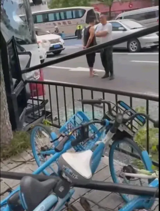 温州一辆公交车撞树,多人受伤!-温州公交车车祸