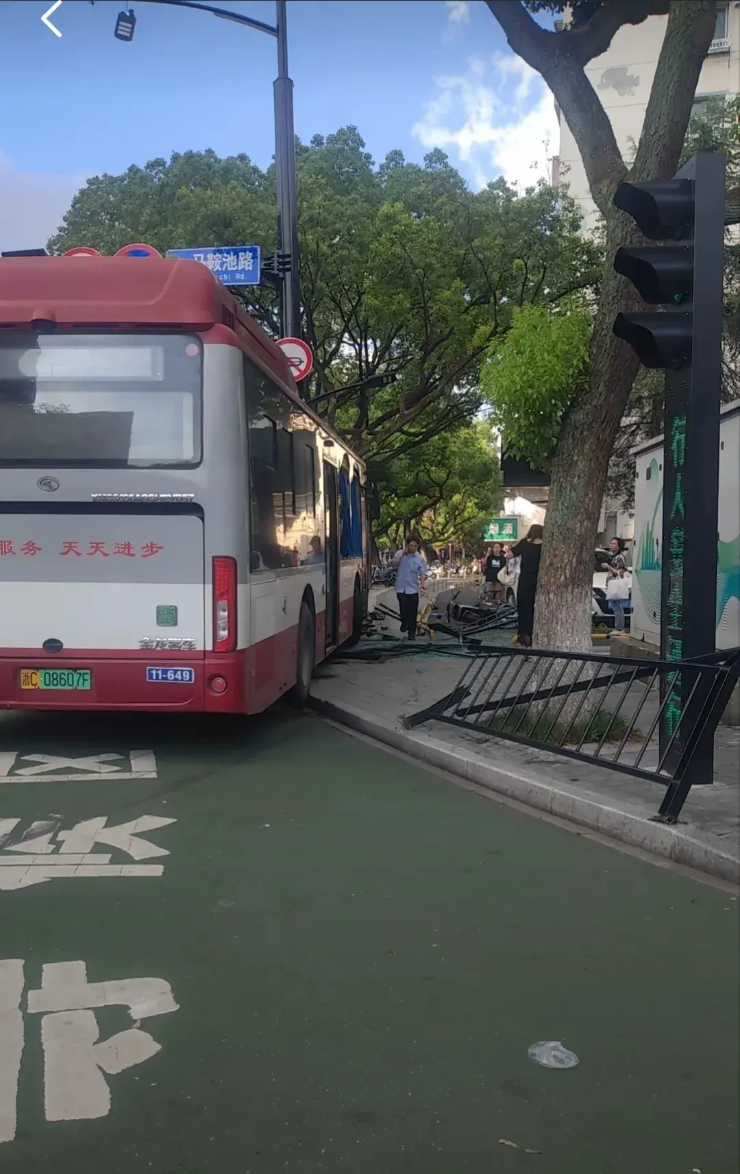 温州一辆公交车撞树,多人受伤!-温州公交车车祸