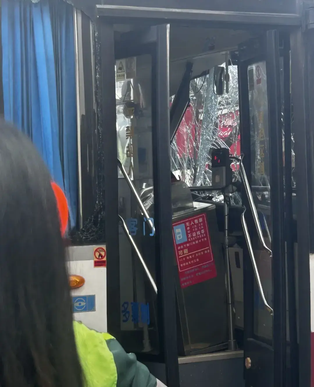 温州一辆公交车撞树,多人受伤!-温州公交车车祸