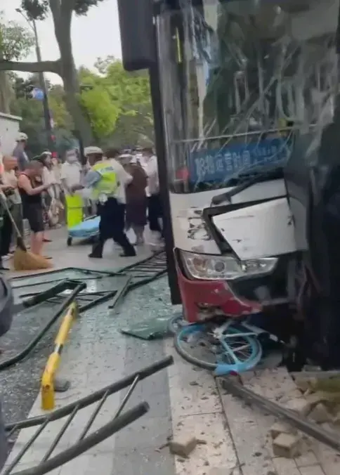 突发！浙江温州一辆公交车撞上大树，多人受伤！现场一片狼藉-温州大巴车车祸