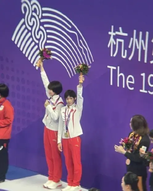 全红婵赛后采访笑翻全场！记者问采访难还是跳水难？全红婵：都难-全红婵赛后采访全程