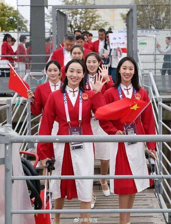 北京奥运五环、龙队神图、贾玲德罗巴同框,巴黎奥运会开幕式现场盛况!-北京奥运会的五环展示