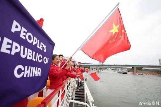 北京奥运五环、龙队神图、贾玲德罗巴同框,巴黎奥运会开幕式现场盛况!-北京奥运会的五环展示