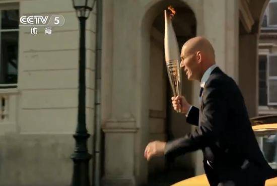 北京奥运五环、龙队神图、贾玲德罗巴同框,巴黎奥运会开幕式现场盛况!-北京奥运会的五环展示