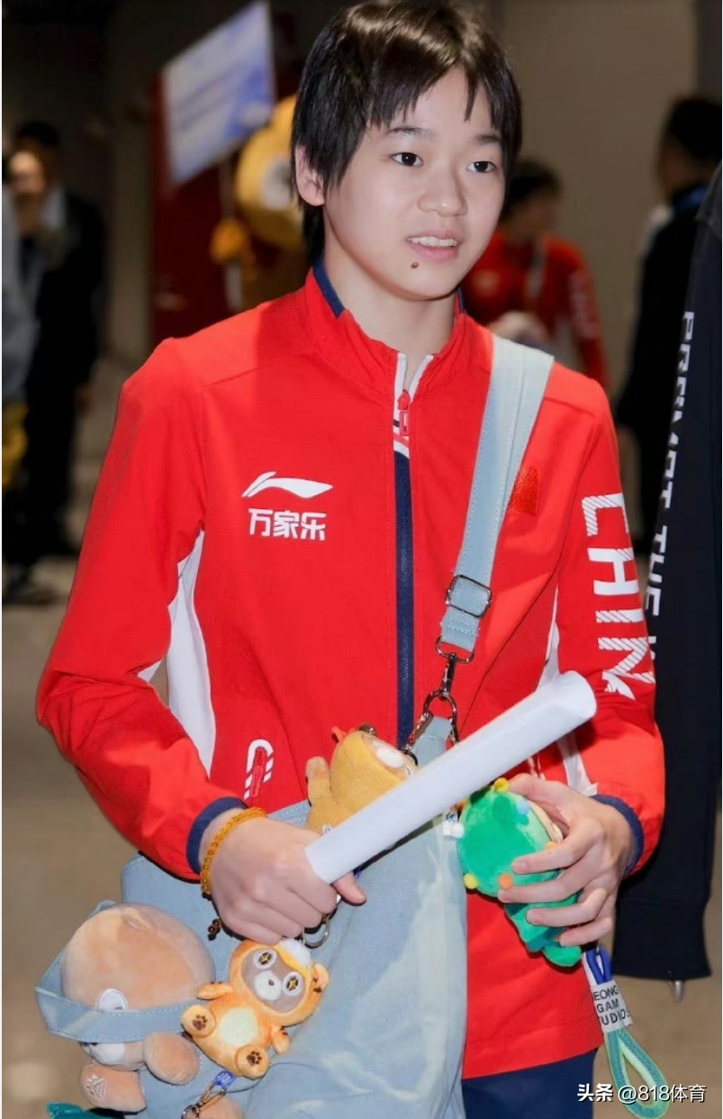 可爱!全红婵参加活动搂着大熊吉祥物跳舞,又亲又抱全程舍不得撒手-全红婵很火