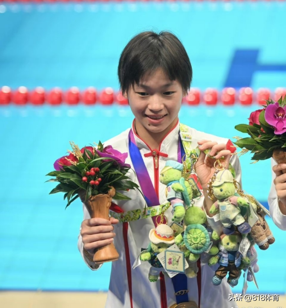 可爱!全红婵参加活动搂着大熊吉祥物跳舞,又亲又抱全程舍不得撒手-全红婵很火