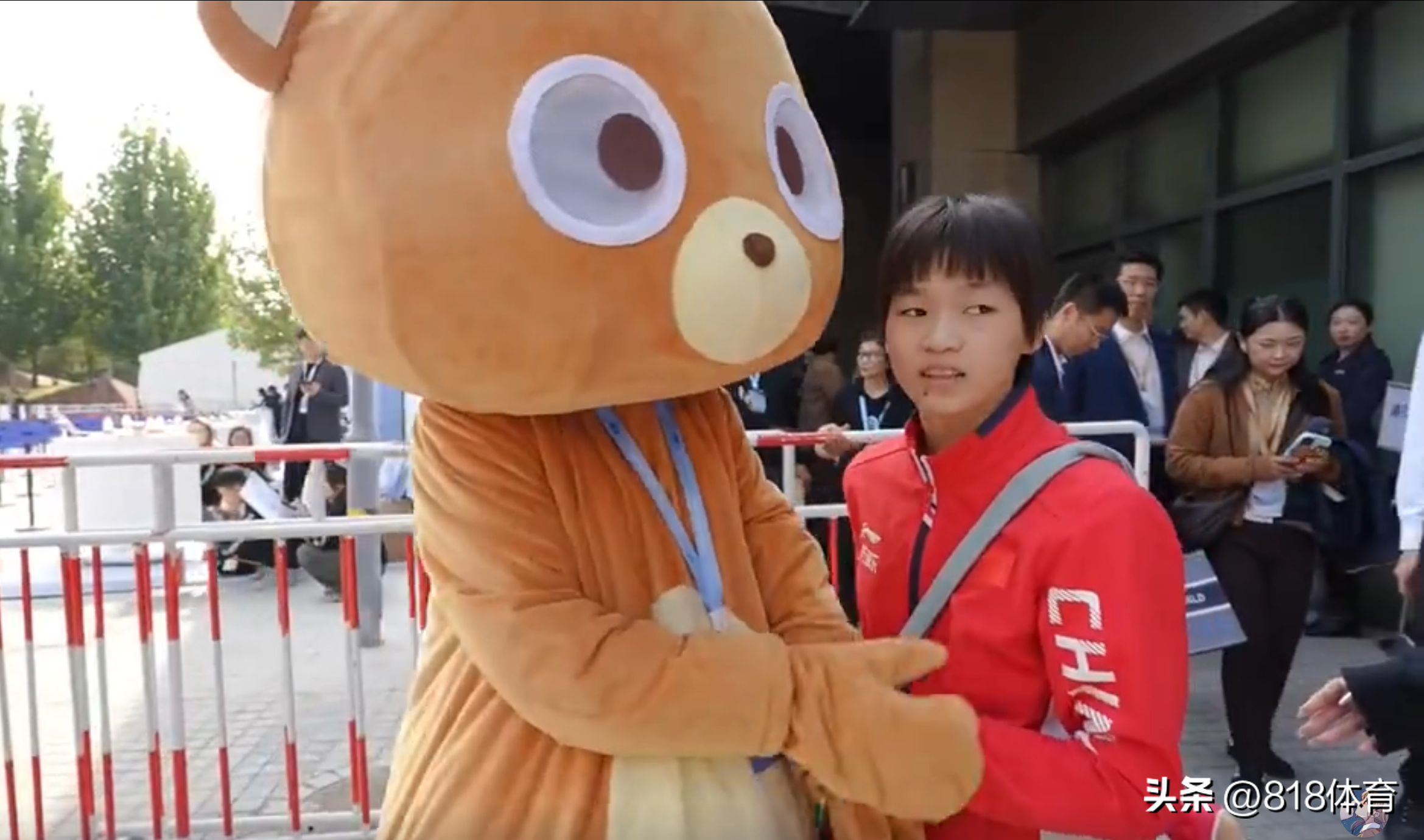 可爱!全红婵参加活动搂着大熊吉祥物跳舞,又亲又抱全程舍不得撒手-全红婵很火