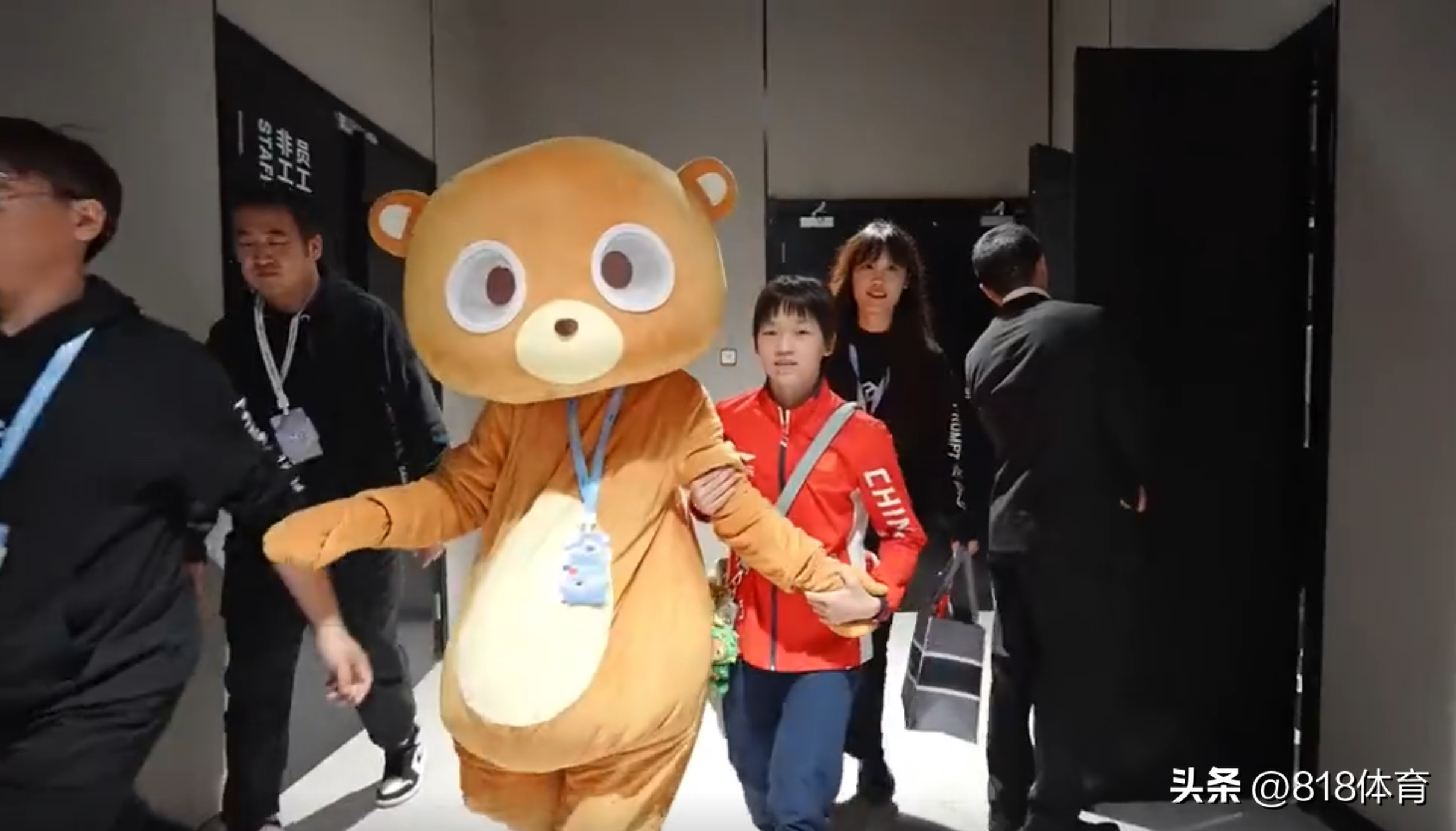 可爱!全红婵参加活动搂着大熊吉祥物跳舞,又亲又抱全程舍不得撒手-全红婵很火