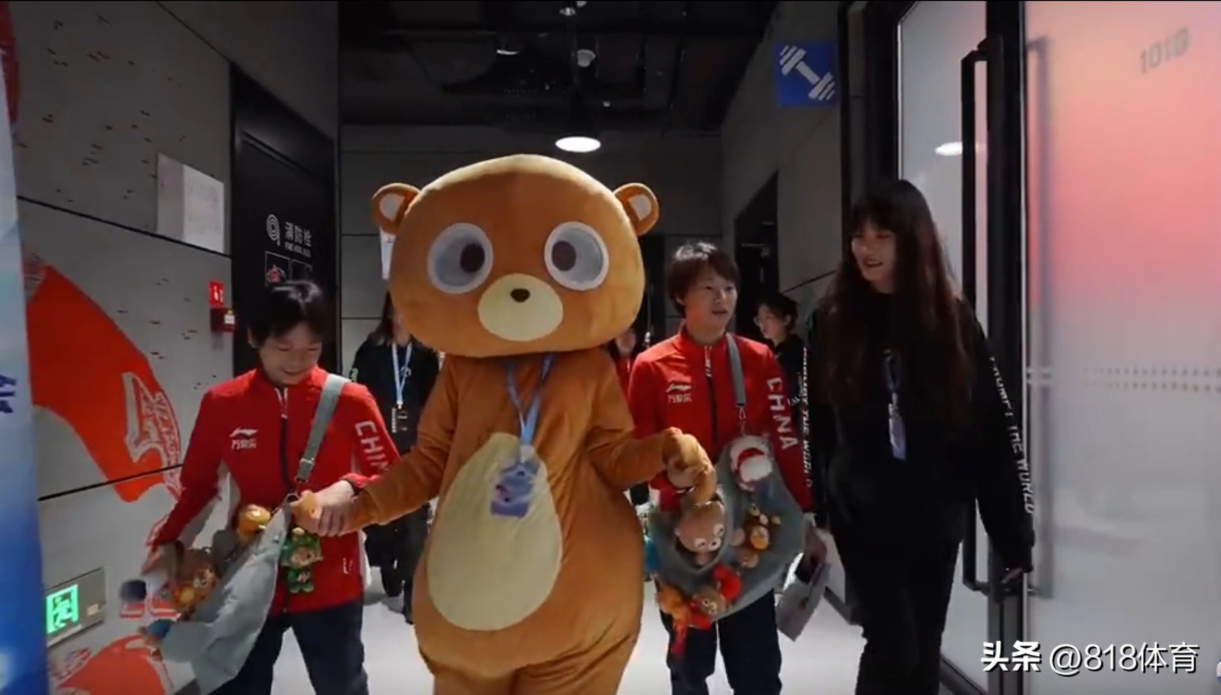 可爱!全红婵参加活动搂着大熊吉祥物跳舞,又亲又抱全程舍不得撒手-全红婵很火