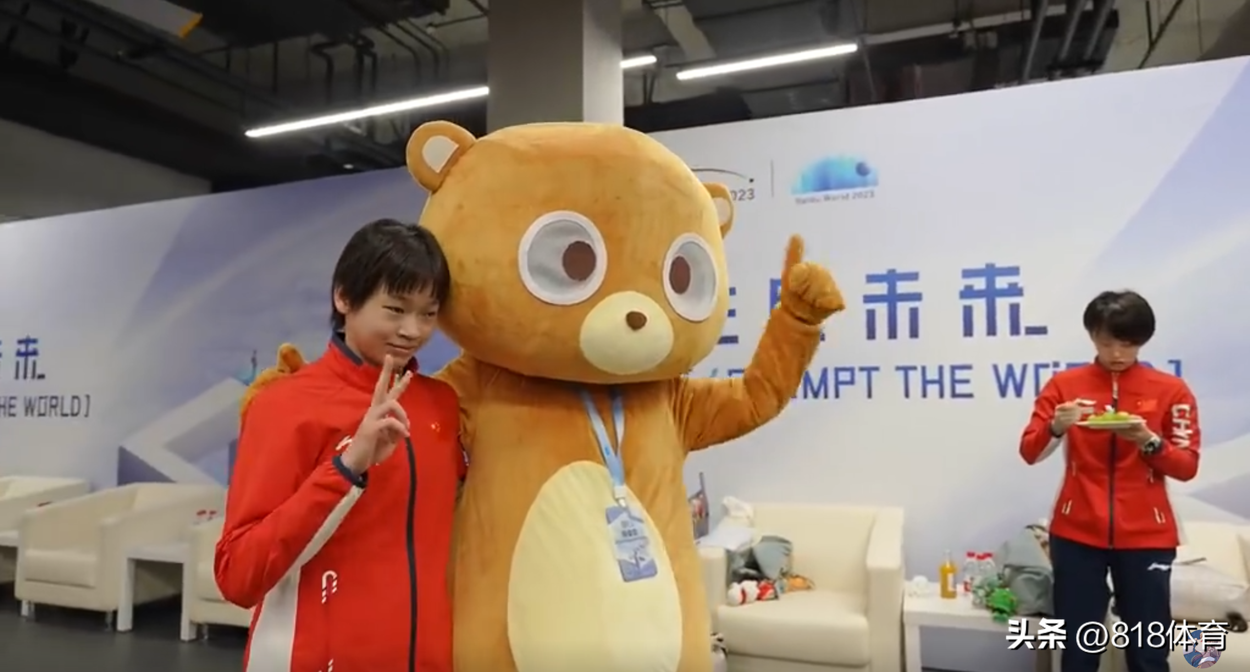 可爱!全红婵参加活动搂着大熊吉祥物跳舞,又亲又抱全程舍不得撒手-全红婵很火