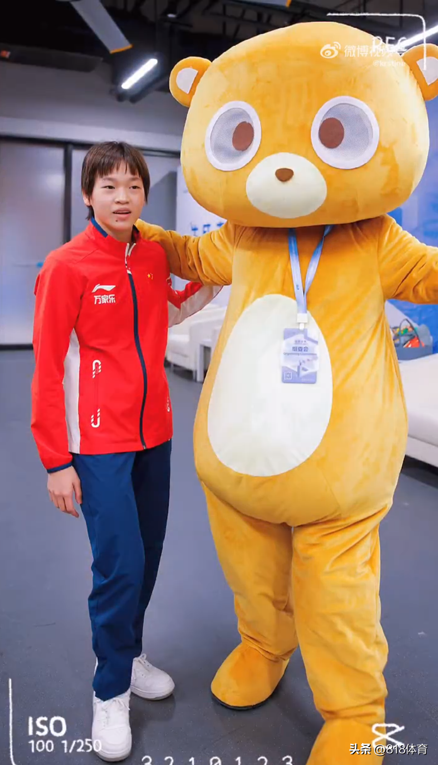 可爱!全红婵参加活动搂着大熊吉祥物跳舞,又亲又抱全程舍不得撒手-全红婵很火