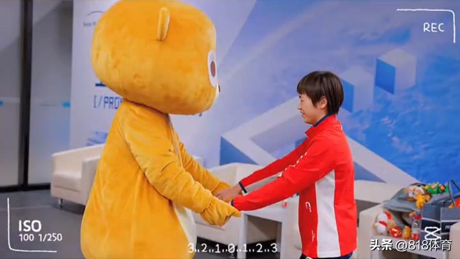 可爱!全红婵参加活动搂着大熊吉祥物跳舞,又亲又抱全程舍不得撒手-全红婵很火