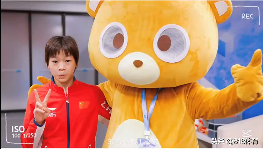 可爱!全红婵参加活动搂着大熊吉祥物跳舞,又亲又抱全程舍不得撒手-全红婵很火